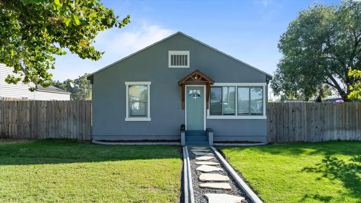 215 N 12th Ave, Pasco, WA 99301 - #1