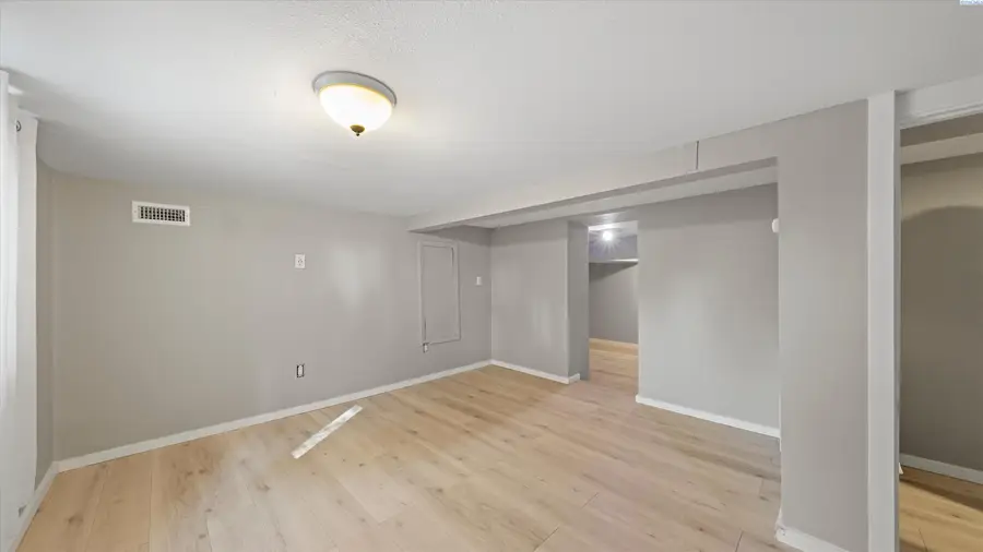 215 N 12th Ave, Pasco, WA 99301 - #3