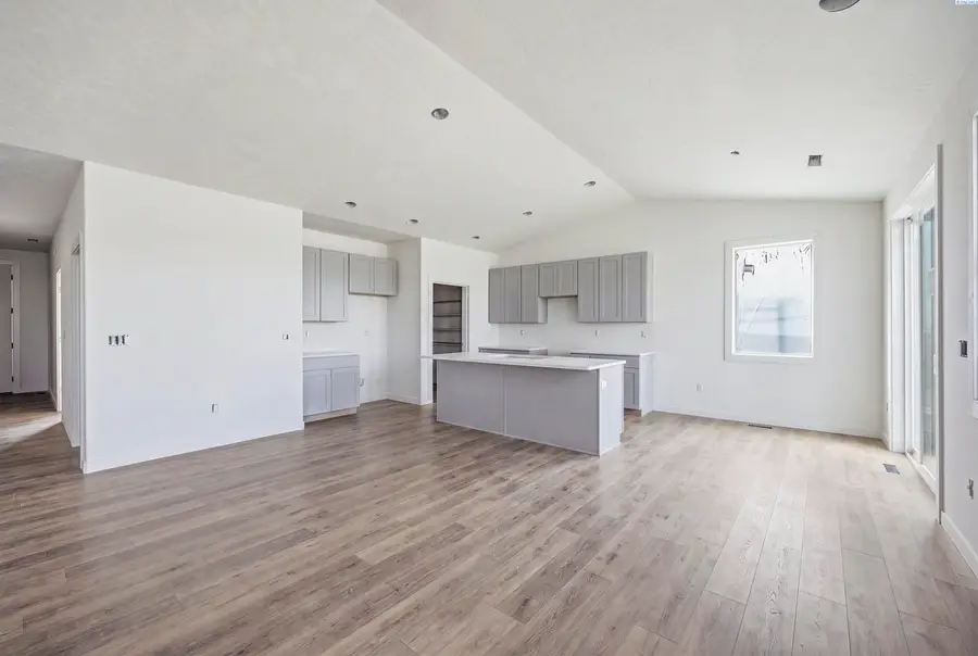 618 Eureka Ave, Pasco, WA 99301 - #3