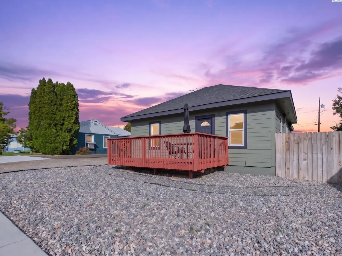 810 9th St, Benton City, WA 99320 - #1