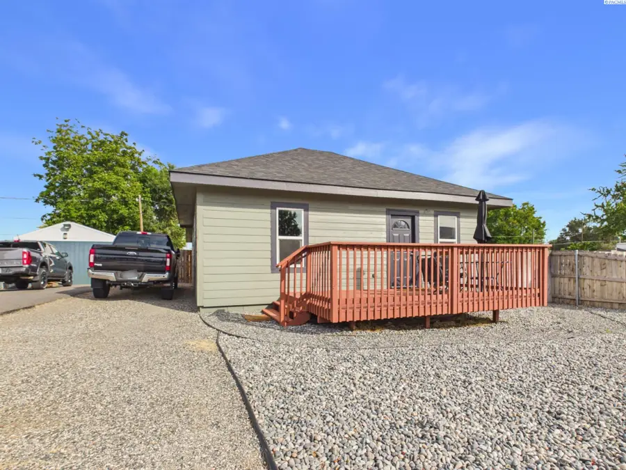 810 9th St, Benton City, WA 99320 - #2