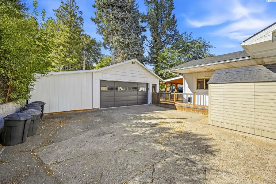 910 S Lake St, Colfax, WA 99111 - #2