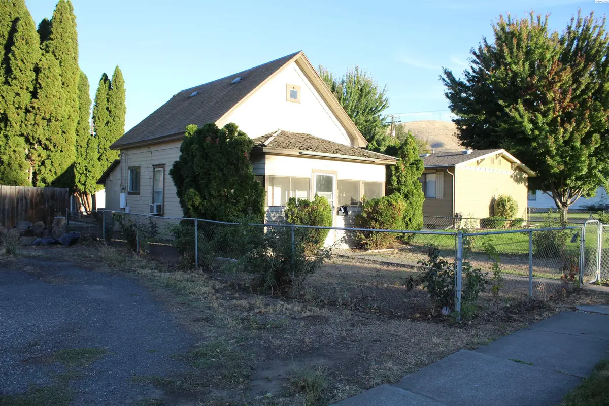 616 Court St, Prosser, WA 99350 - #1