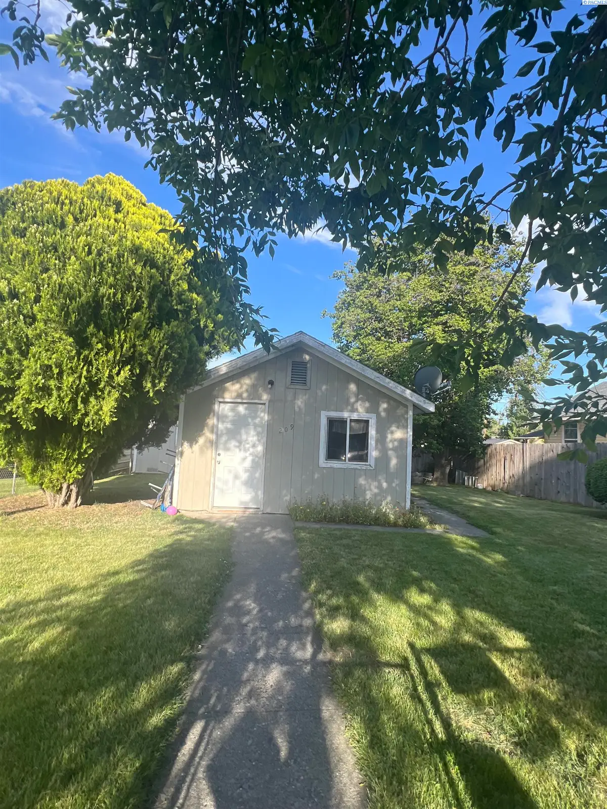 209 G Avenue, Grandview, WA 98930 - #1