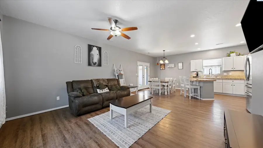 580 N Harrison Pl, Kennewick, WA 99336 - #2