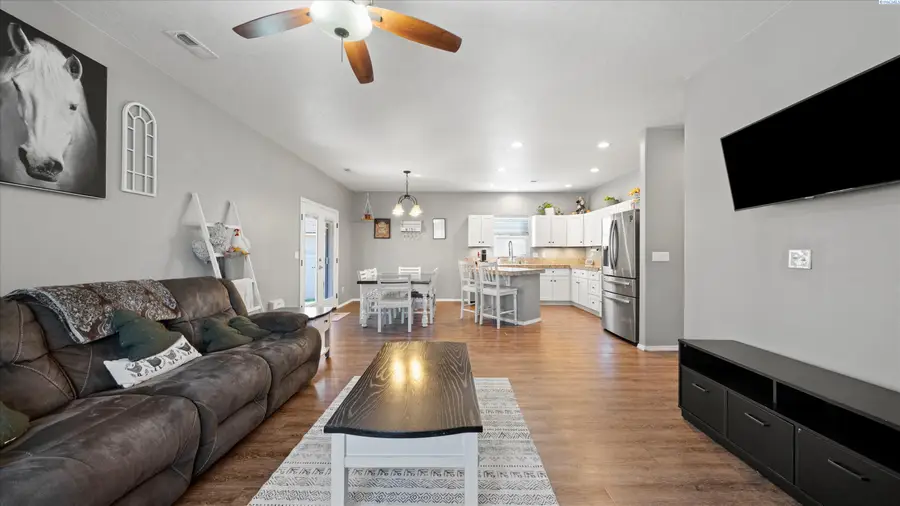 580 N Harrison Pl, Kennewick, WA 99336 - #3