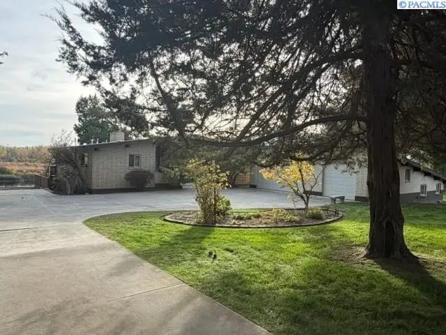 2626 N Riverside Dr, West Richland, WA 99353 - #2