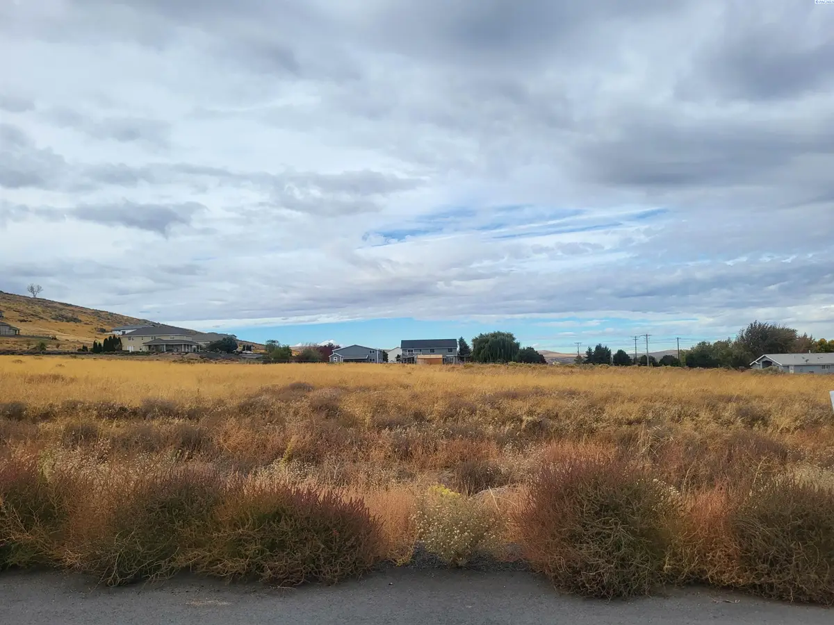 30655 Mammoth Dr, Kennewick, WA 99338 - #1