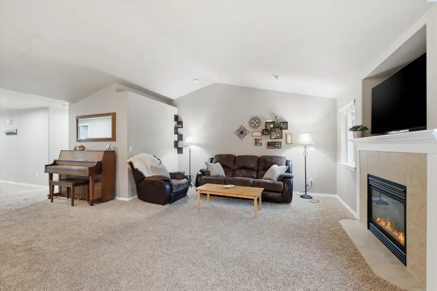 2208 S Kellogg Pl, Kennewick, WA 99338 - #2