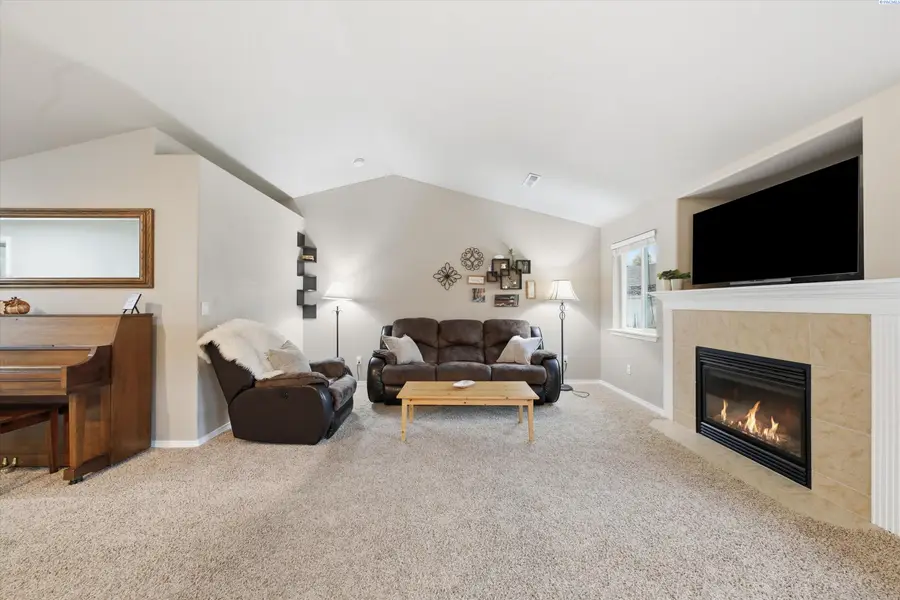2208 S Kellogg Pl, Kennewick, WA 99338 - #3