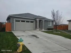 200 Villa Real Dr, Sunnyside, WA 98944