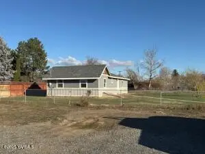 150 W Elmwood Ln, Toppenish, WA 98948 - Image #2