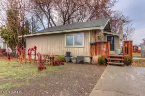 423 E Wine Country Rd, Grandview, WA 98930