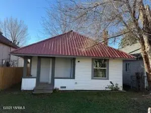 1006 Maple Way, Zillah, WA 98953