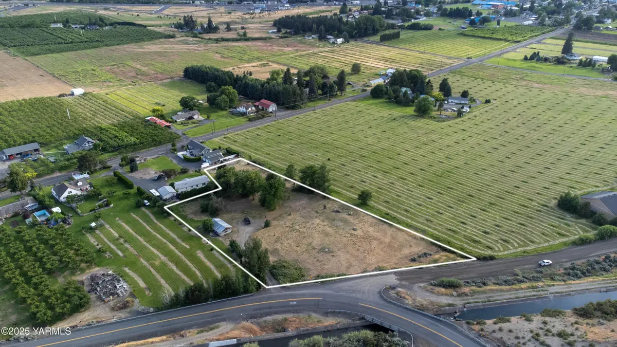 9031/9033 Old Naches Hwy, Naches, WA 98937 - #1