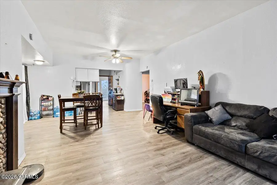 412 Bridge St, Granger, WA 98932 - #2