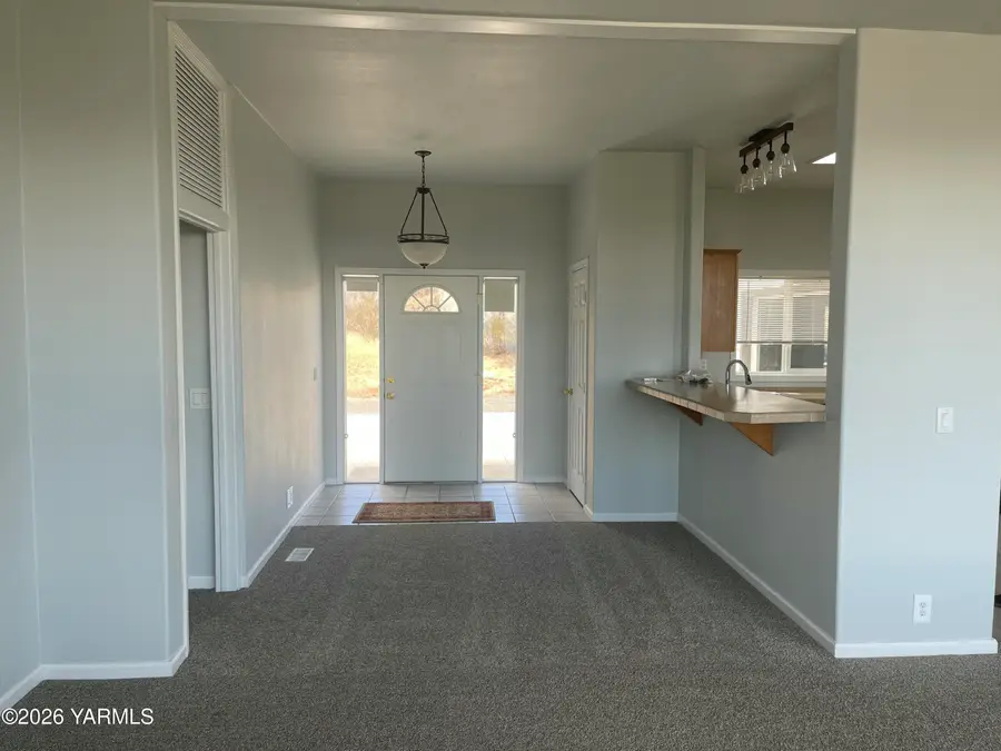 8907 Scenic Dr, Yakima, WA 98908 - #3