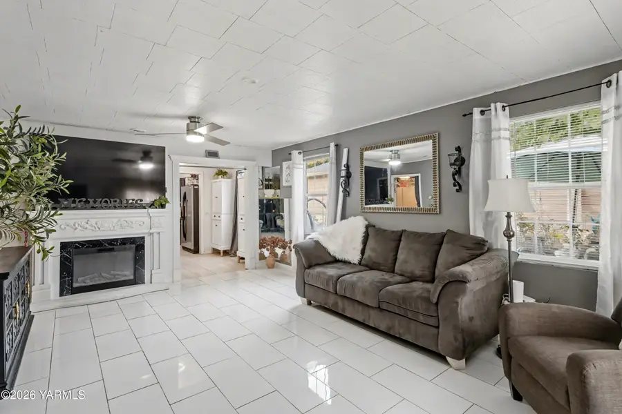 1106 Kearney Ave, Sunnyside, WA 98944 - #3