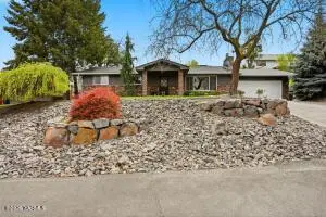 1006 W 1st Ave, Selah, WA 98942