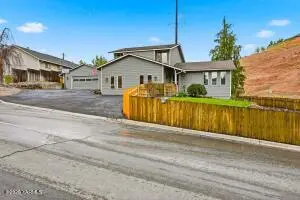 304 S 10th St, Selah, WA 98942 - #1