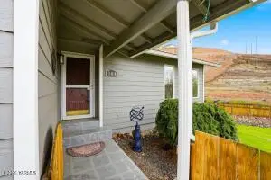 304 S 10th St, Selah, WA 98942 - #3