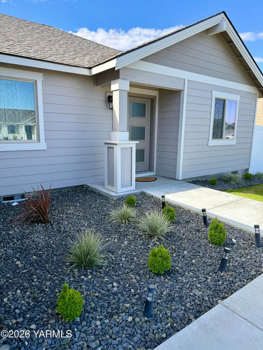 707 Grapevine St, Grandview, WA 98930 - #2