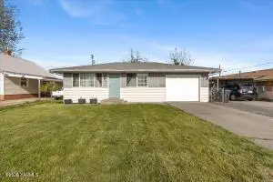 807 S Ahtanum Ave, Wapato, WA 98951 - #1