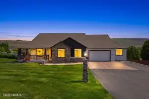 98303 E Ridgeview Dr, Kennewick, WA 99338
