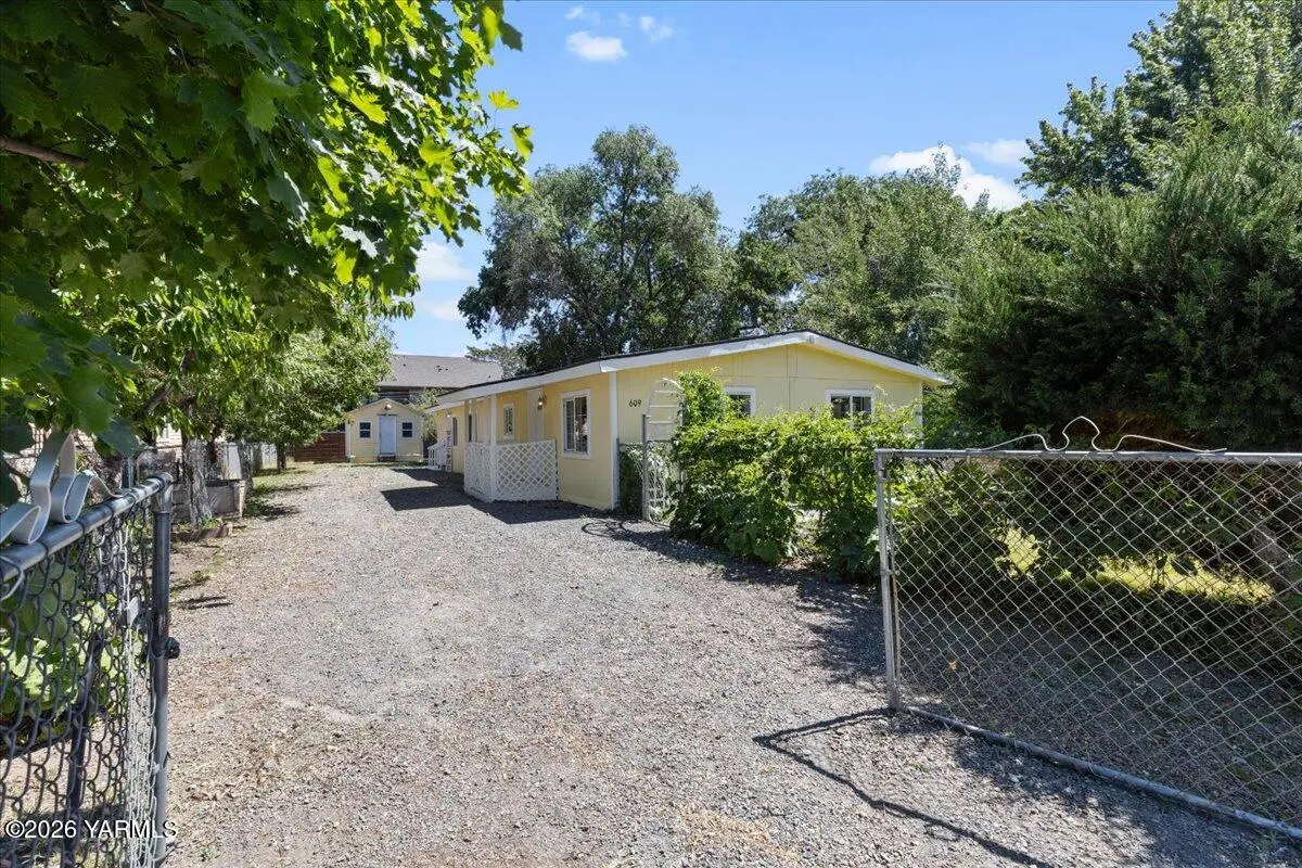 609 S 13th St, Yakima, WA 98901 - #1