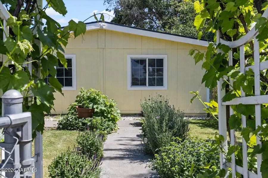 609 S 13th St, Yakima, WA 98901 - #2