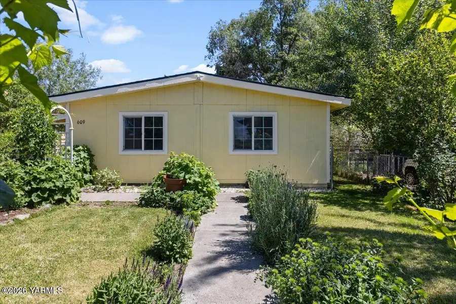 609 S 13th St, Yakima, WA 98901 - #3