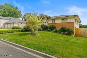 605 N 52nd Ave, Yakima, WA 98908 - #3