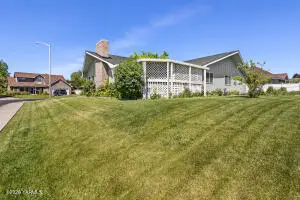805 S 57th Ave, Yakima, WA 98908 - #3