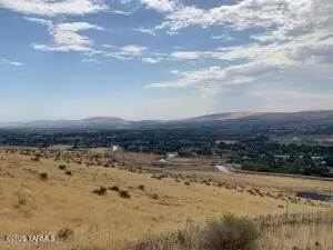 351 Kristi Ln, Yakima, WA 98901