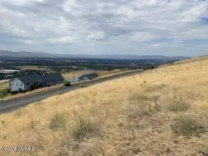 351 Kristi Ln, Yakima, WA 98901 - #3