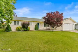 5213 Manor Dr, Yakima, WA 98901 - #1