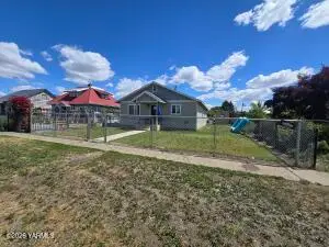 208 N Chestnut St, Toppenish, WA 98948 - #2