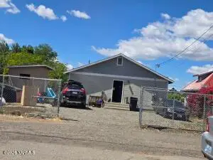 208 N Chestnut St, Toppenish, WA 98948 - #3