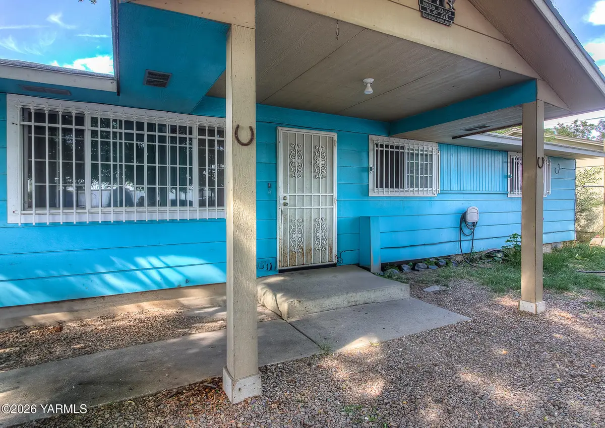 3 W 4th Ave, Toppenish, WA 98948 - #1
