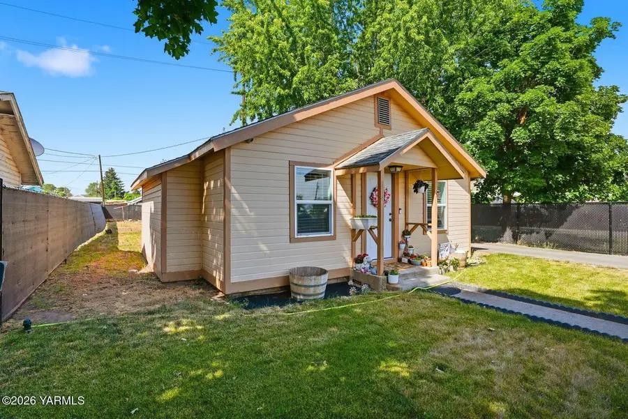 114 E C St, Wapato, WA 98951 - #2