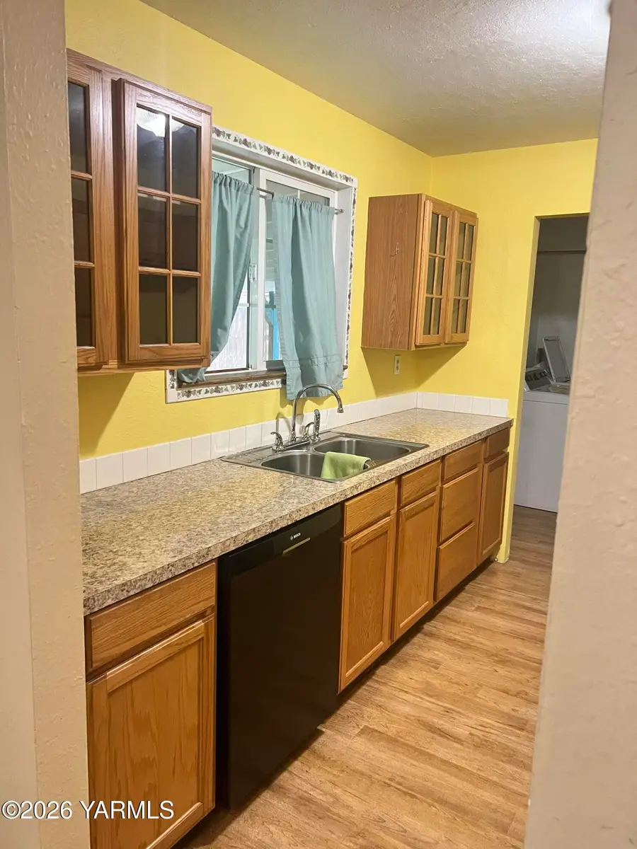 1427 S 7th St, Sunnyside, WA 98944 - #3