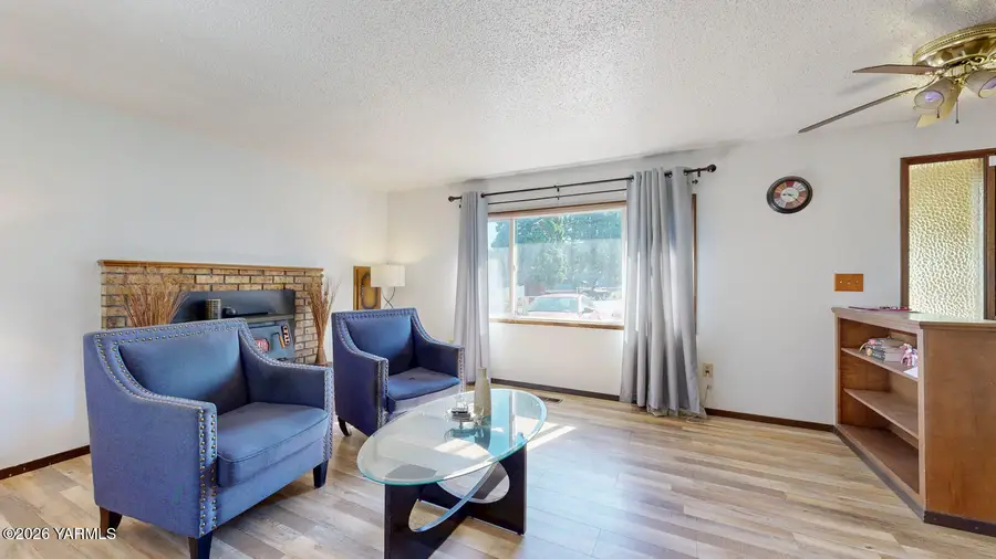737 Darrin, Sunnyside, WA 98944 - #2