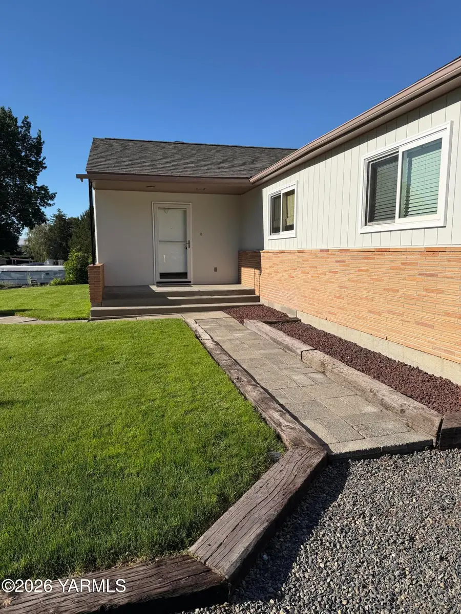 1044 Sadie St, Prosser, WA 99350 - #2