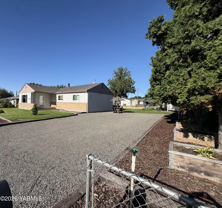 1044 Sadie St, Prosser, WA 99350 - #3