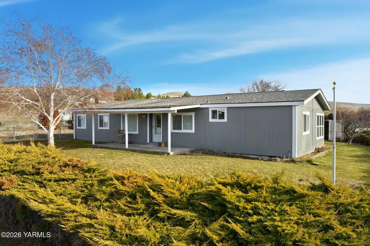 401 Clemans View Rd, Selah, WA 98942 - #1