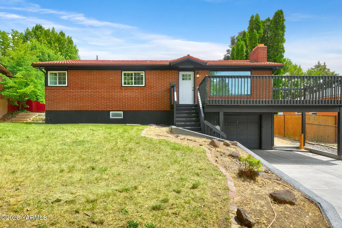 909 S 23rd Ave, Yakima, WA 98902 - #1