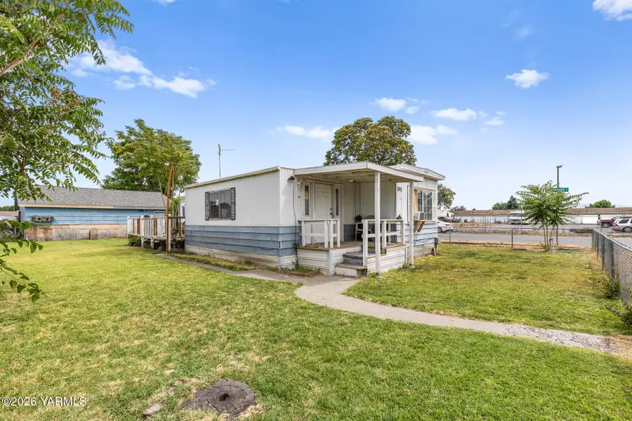 305 N 23rd Ave, Pasco, WA 99301 - #2