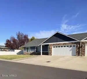 8207 Westbrook Ave, Yakima, WA 98908