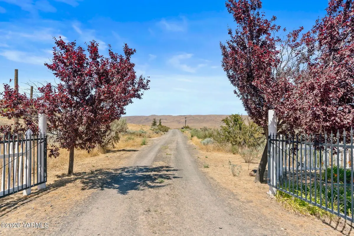 504 Point Dr, Selah, WA 98942 - #1