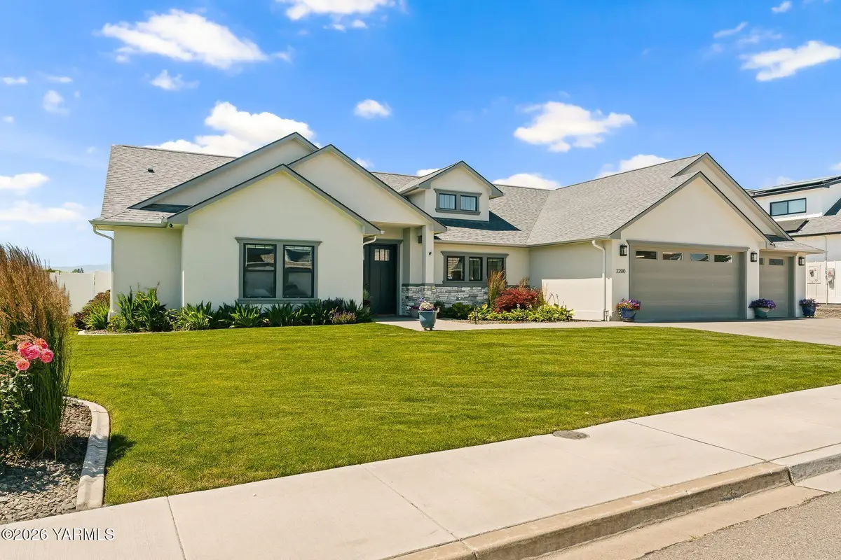 2200 S 96th Ave, Yakima, WA 98903 - #1